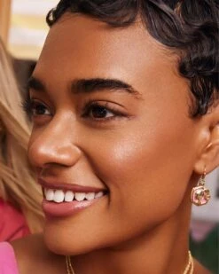 Barbie™ X Kendra Scott Gold Drop Earrings In Pink Iridescent Glitter Glass -Kendra Scott Jewelry Store Kendra Scott Barbie Drop Earring Pink Iridescent Glitter Glass Gold 00