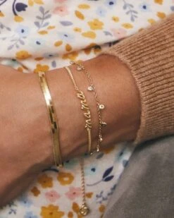 Mama Script Bracelet In Gold -Kendra Scott Jewelry Store Kendra Scott Mama Delicate Chain Bracelet Gold 01